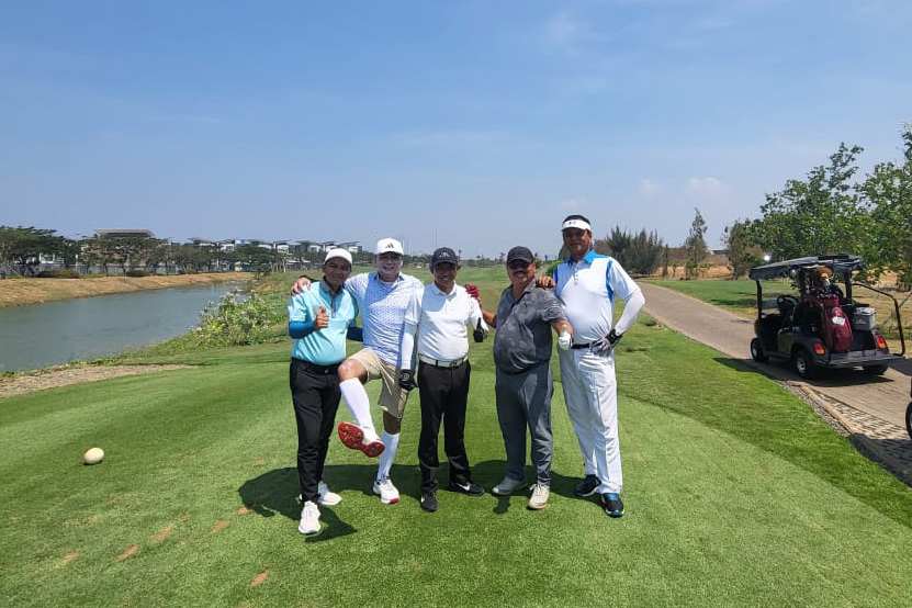 Para CEO produsen motor listrik bermain golf di sela-sela diskusi tentang industri motor listrik.