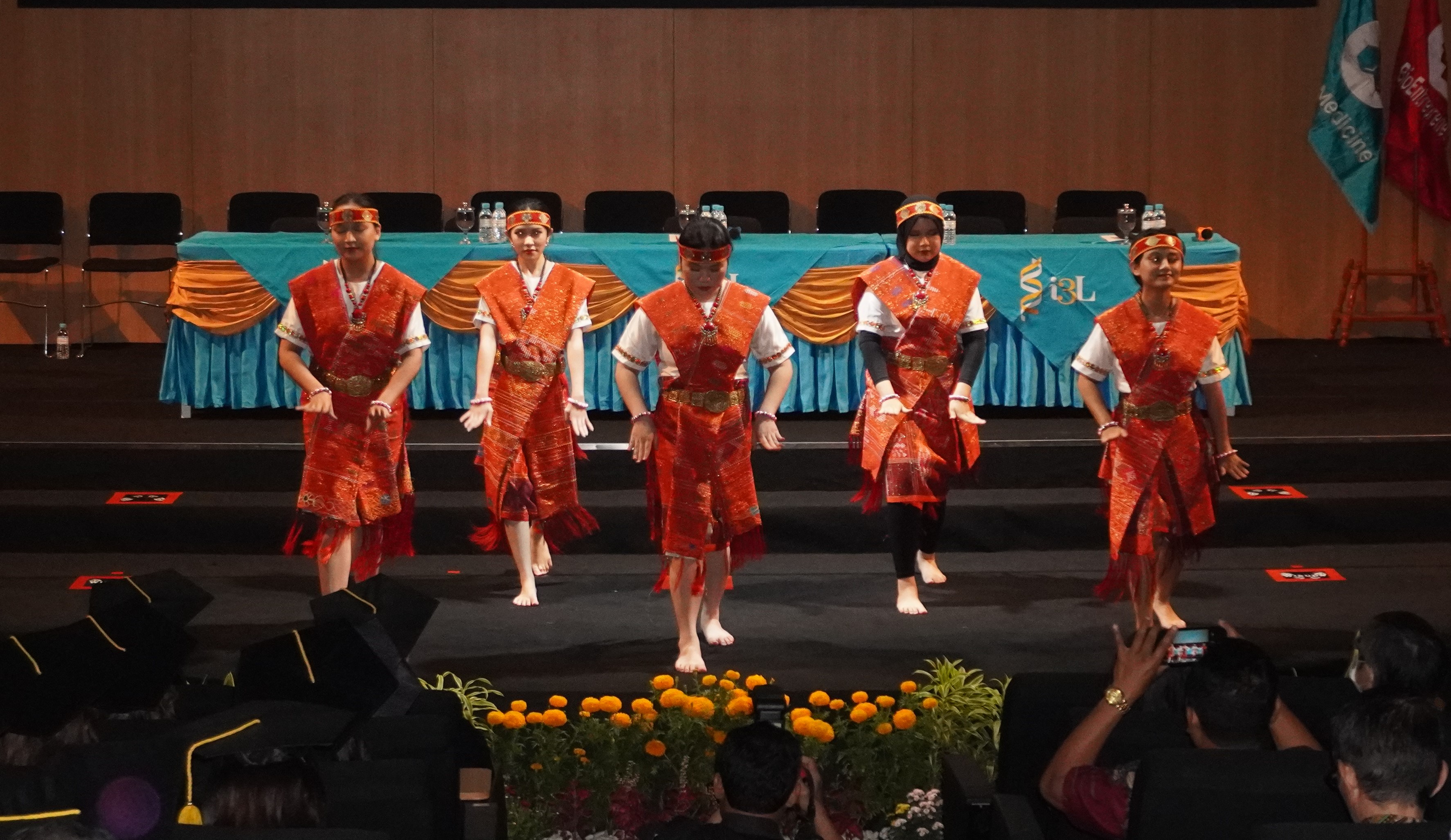 Acara wisuda Indonesia International Institute for Life Sciences.