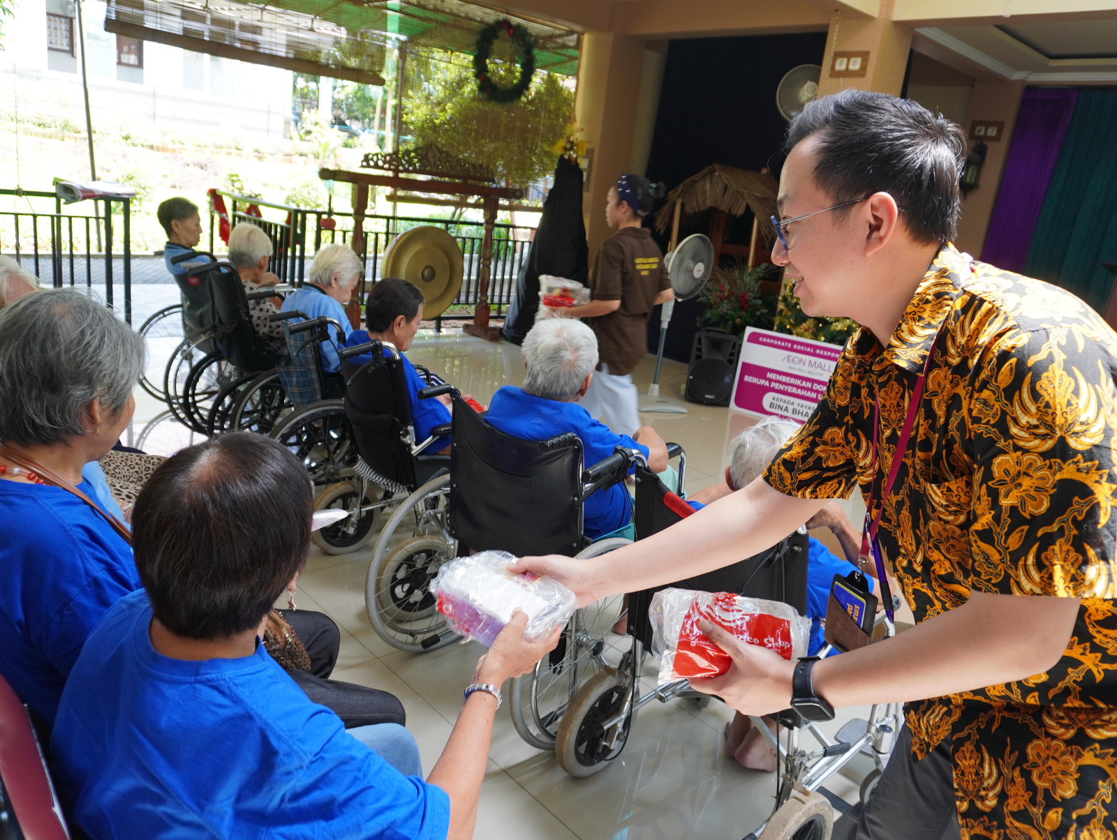 Pihak AEON Mall BSD City menggelar kegiatan bersama para penghuni di Babakan, Tangerang Selatan. 