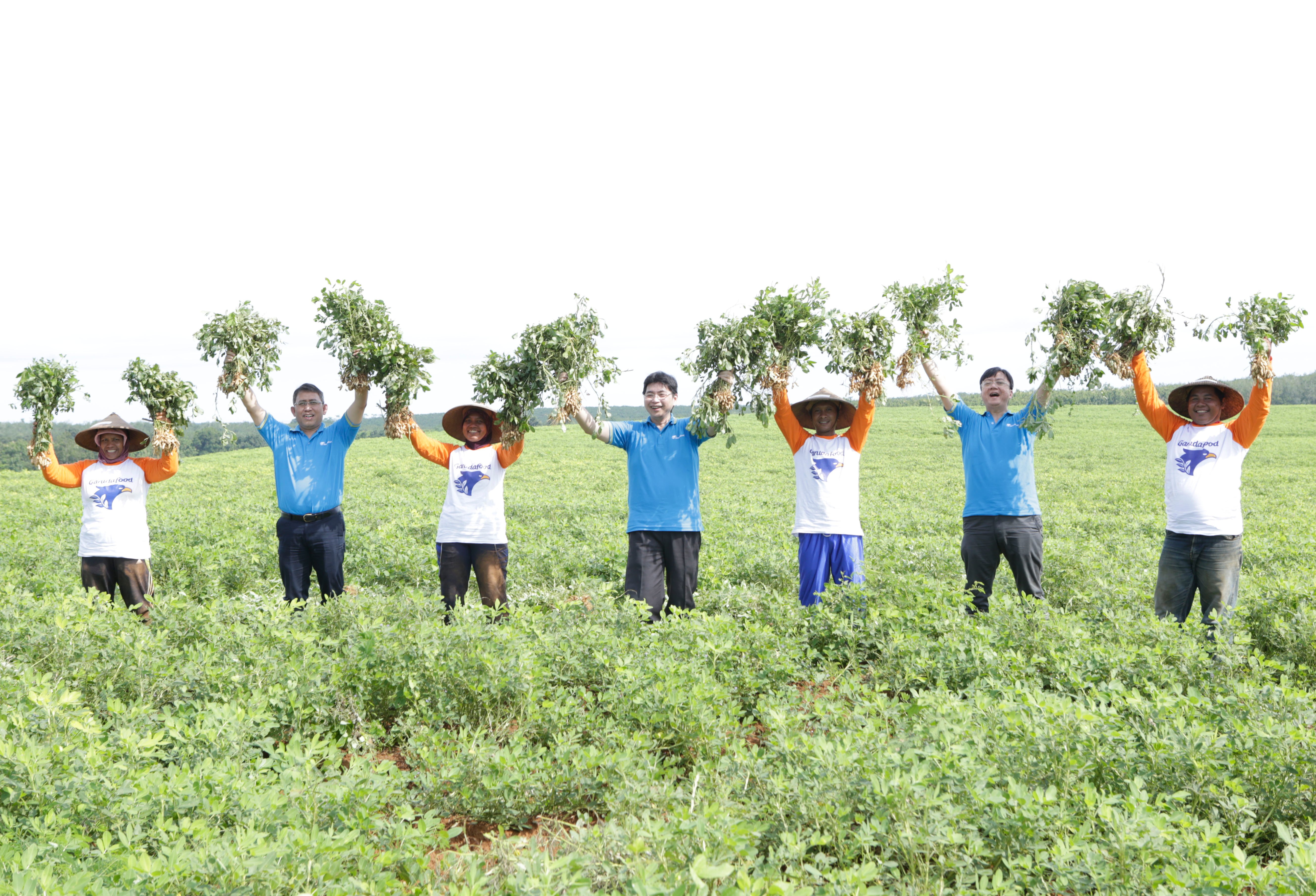 Direksi Garudafood dan petani kacang tanah.