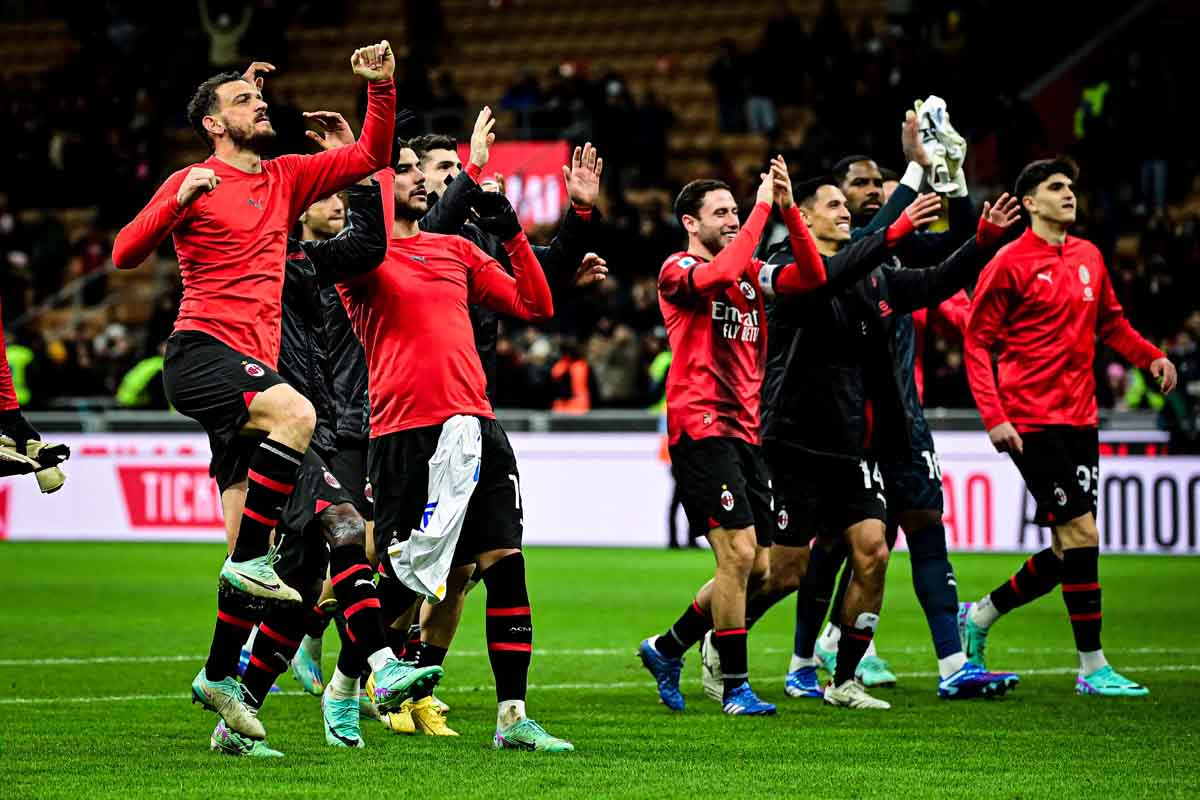 AC Milan berhasil menorehkan kemenangan 3-1 atas Frosinone dam terpaut empat poin dari pimpinan Klasemen Serie A, Juventus.