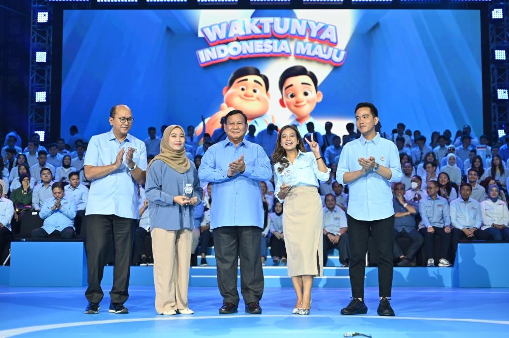 Calon presiden Prabowo Subianto (tengah) bersama calon wakil presiden Gibran Rakabuming Raka (kanan) di acara Waktunya Indonesia Maju.