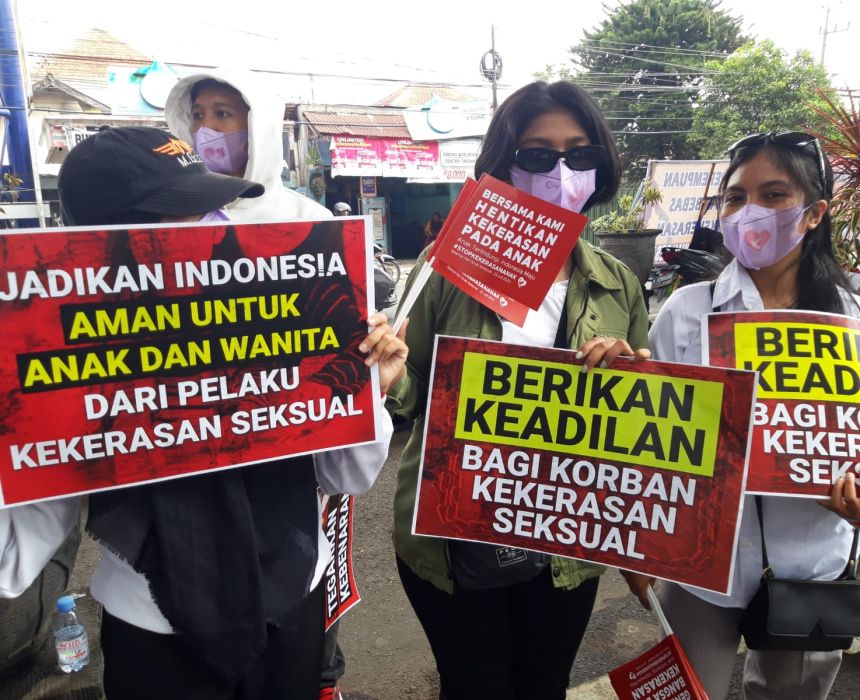 Ilustrasi: sejumlah aktivis berunjuk rasa menuntut keadilan bagi korban kekerasan seksual pada anak