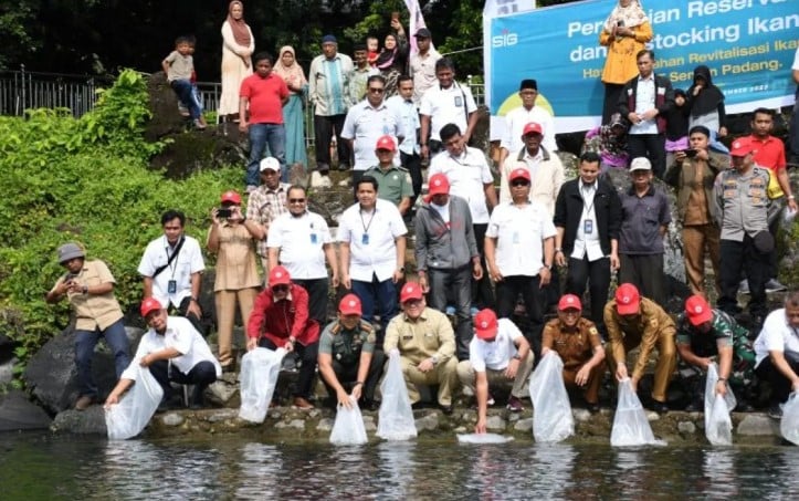 Restocking (penyebaran ikan) 3.000 ikan bilih di Danau Singkarak.