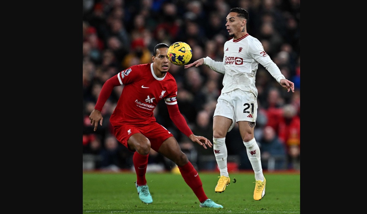 Bek Liverpool Virgil van Dijk (kiri) di laga Liga Primer Inggris melawan Manchester United. 