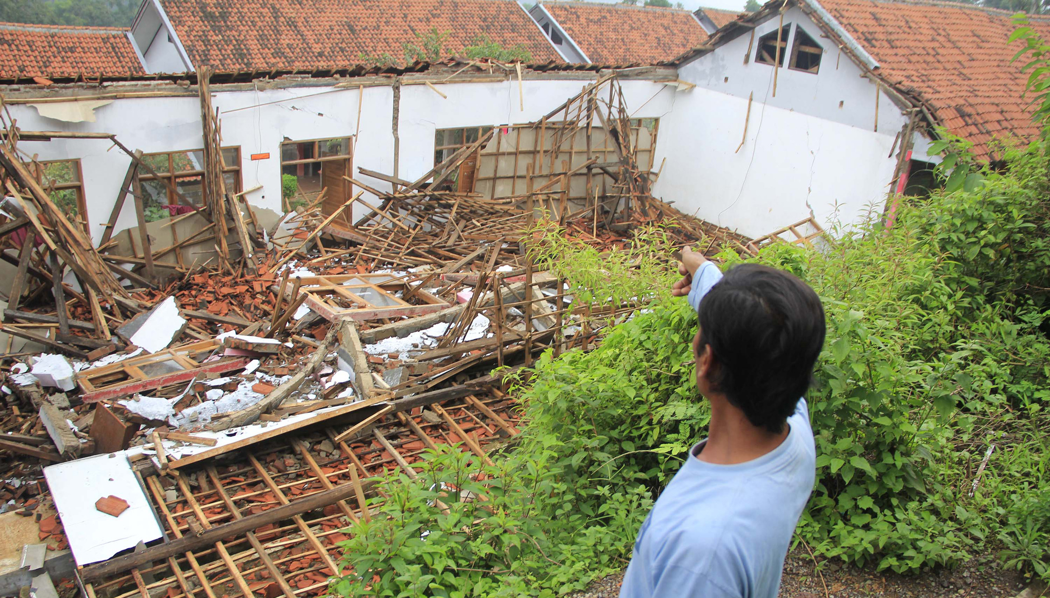 Pergerakan tanah di Majalengka menyebabkan sebuah sekolah roboh