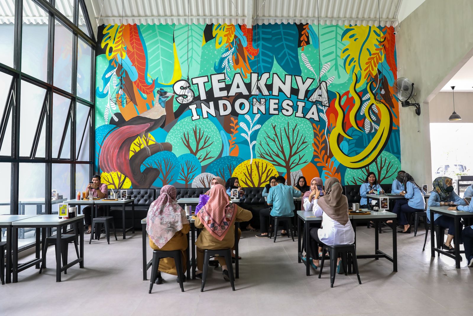 Waroeng Steak & Shake mendominasi urutan pertama Top of Mind Brand Halal Awareness dengan point 31,1 %.