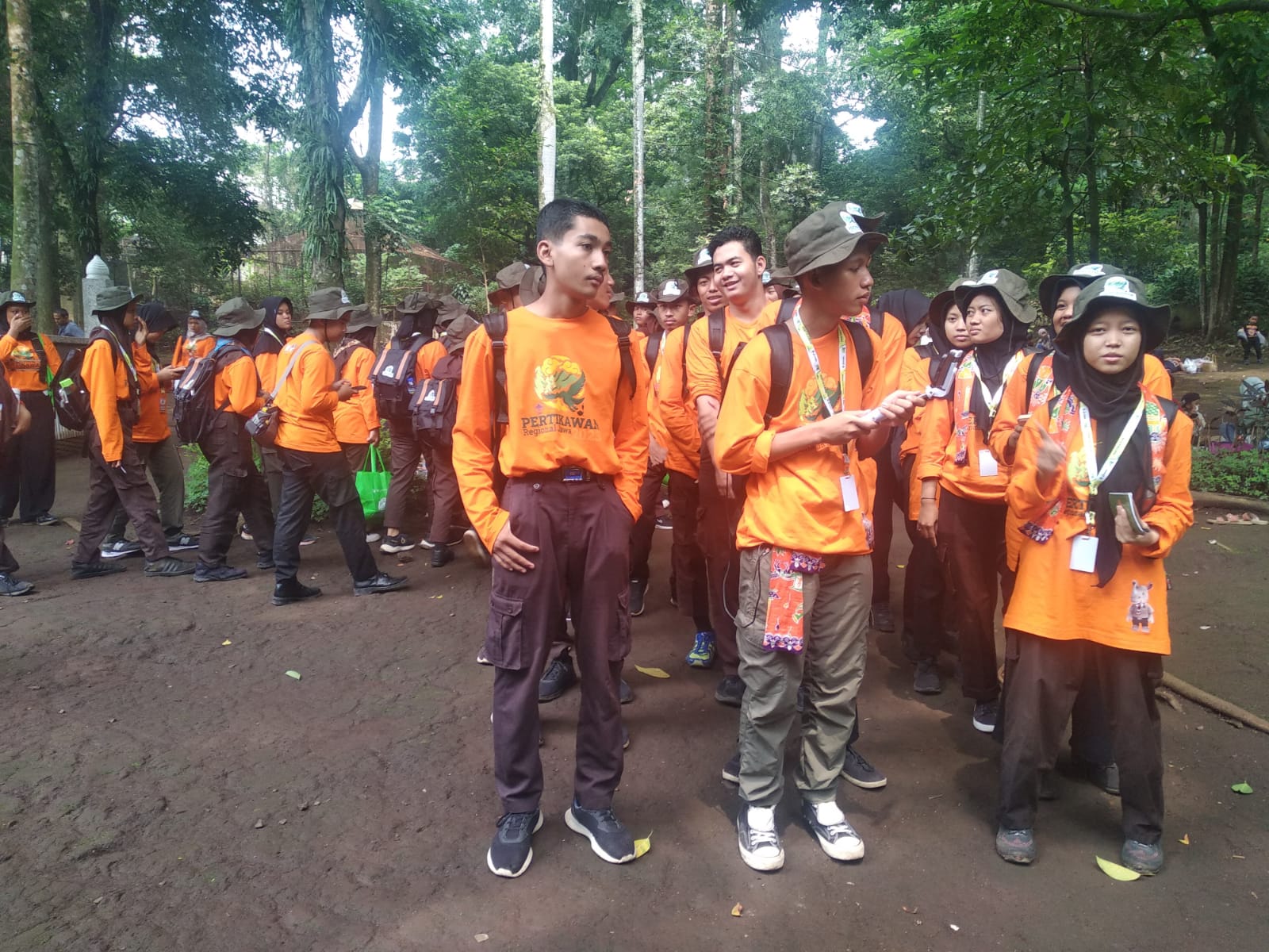 Sejumlah anggota Pramuka binaan KLHK belajar lingkungan di Bandung Zoo