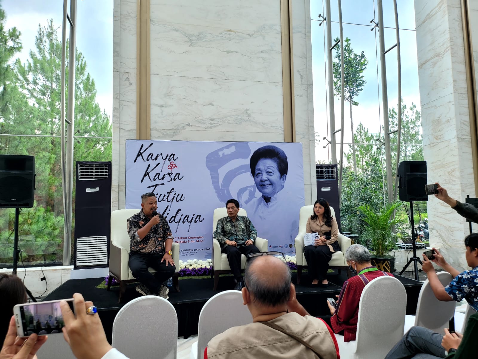 Diskusi dan pameran lukisan karya Tjutju Widjaja