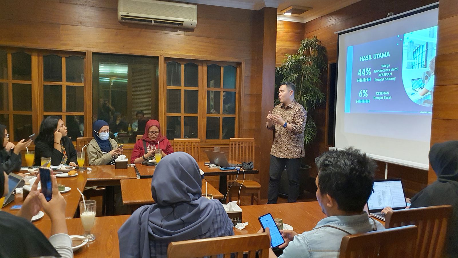 Peneliti utama dan Ketua HCC Dr dr. Ray Wagiu Basrowi, MKK, memberi penjelasan hasil penelitian di Jakarta. 