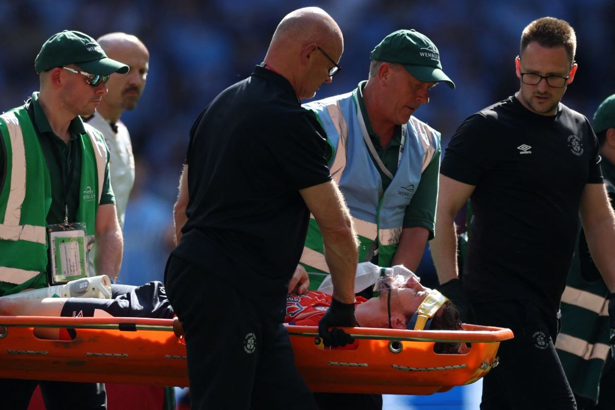 Tom Lockyer ditandu karena mengalami masalah medis.