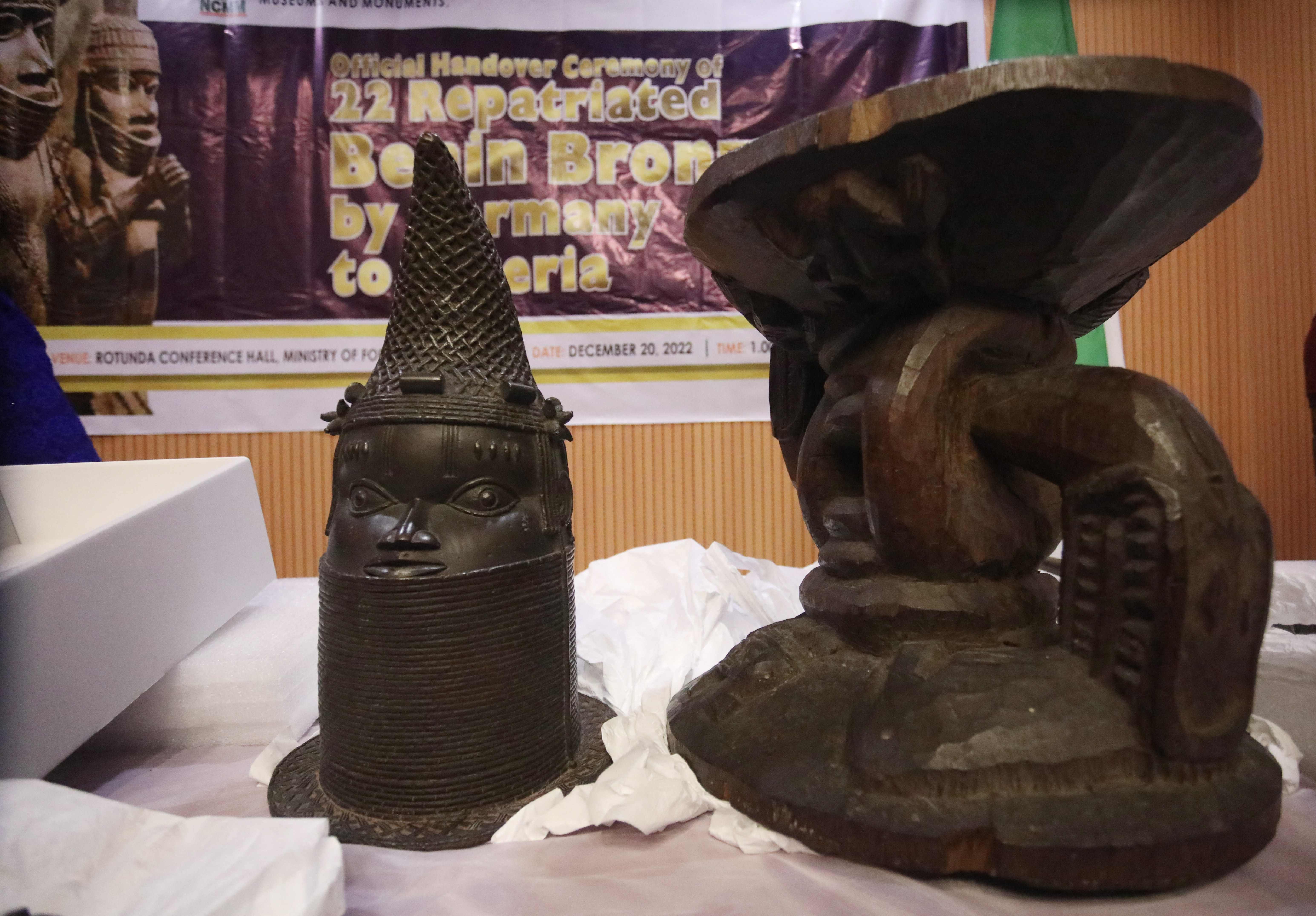 Beberapa benda seni Afrika yang terbuat dari logam