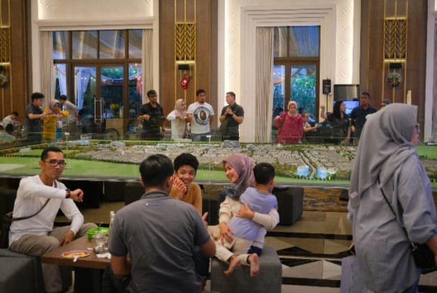 Para konsumen Podomoro Park sedang memilih Unit Avanya Avega 