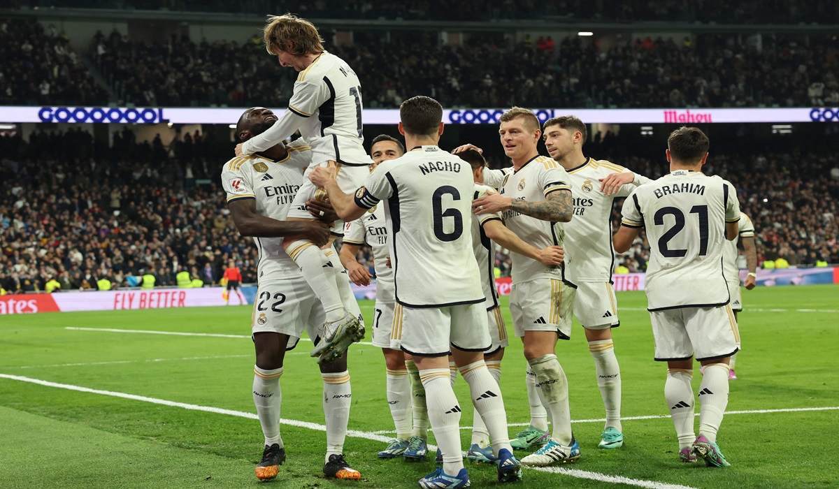 Para pemain Real Madrid melakukan selebrasi usai mencetak gol ke gawang Villarreal di laga La Liga.