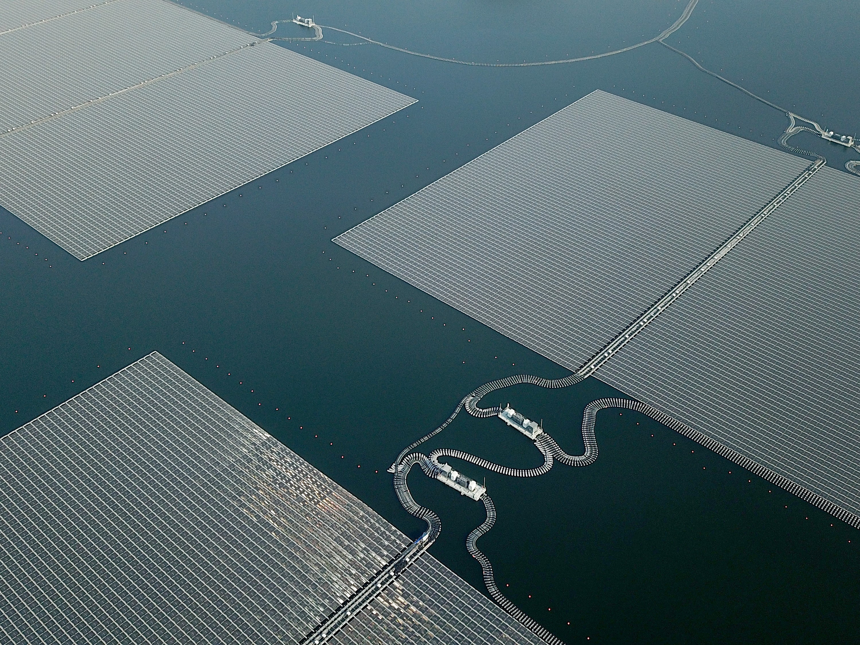 Susunan panel surya dari proyek pembangkit listrik tenaga surya (PLTS) terapung di Waduk Cirata, Purwakarta, Jawa Barat, Selasa (26/9/2023).