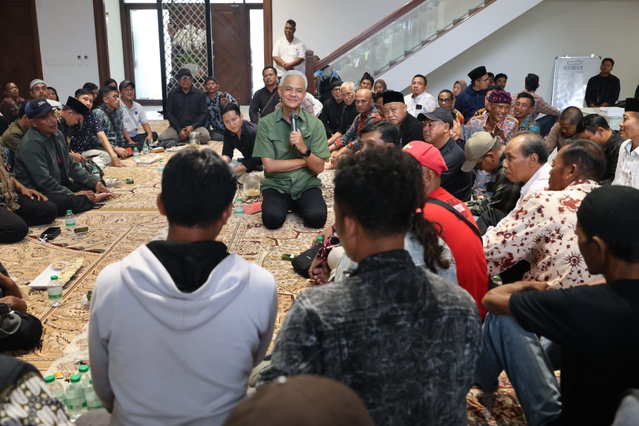 Ganjar berdiskusi dengan nelayan