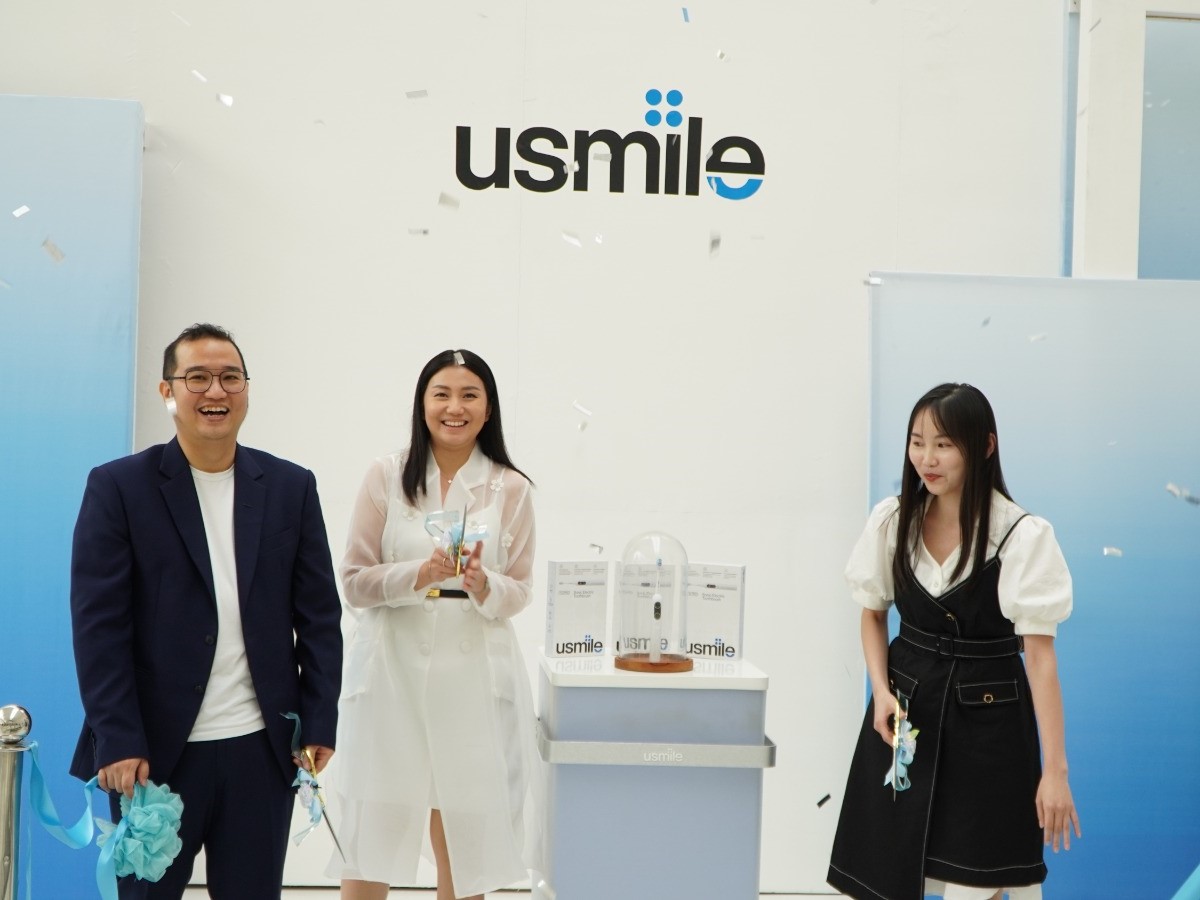 Acara edukasi tentang pentingnya sikat gigi yang baik dan benar sekaligus peluncuran Usmile Y10Pro di Surabaya, Jawa Timur, Senin (4/12).