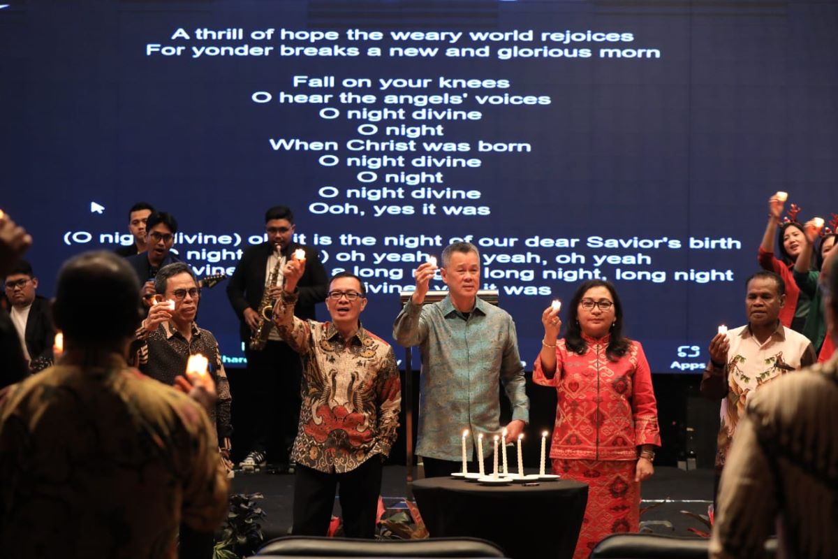 Dirjen Bimas Kristen Kemenag Jeane Marie Tulung (kedua kanan) beserta jajaran saat mengikuti Ibadah Natal 2023 di Bandung, Jawa Barat.
