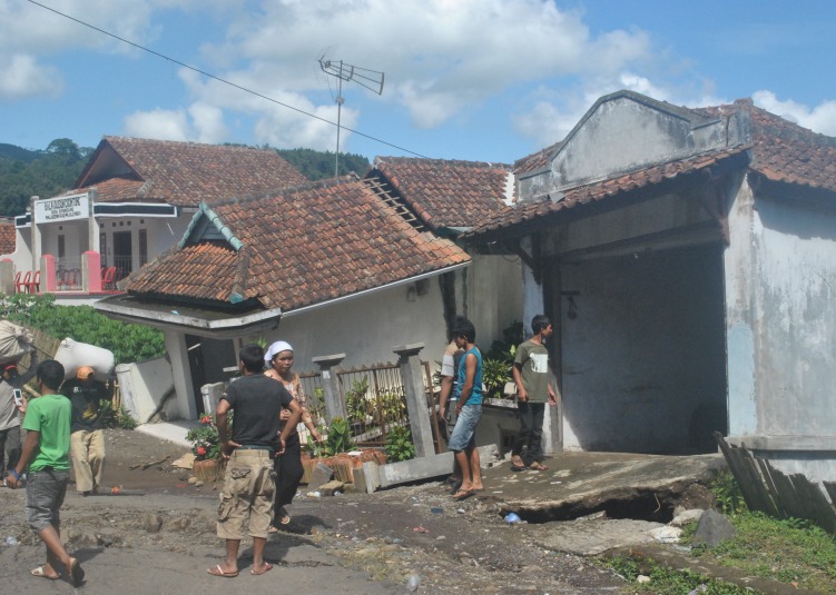 Sebuah rumah di Kabupaten Majalengka menjadi korban pergerakan tanah