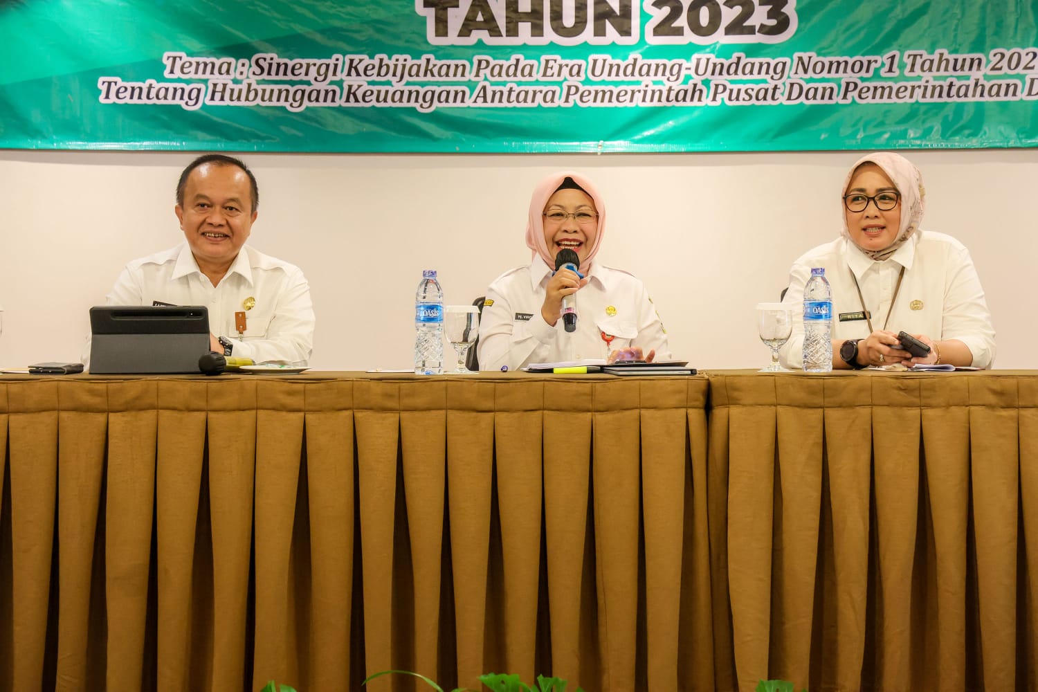 Plt Kepala Bapenda Banten E A Deni Hermawan (kiri).