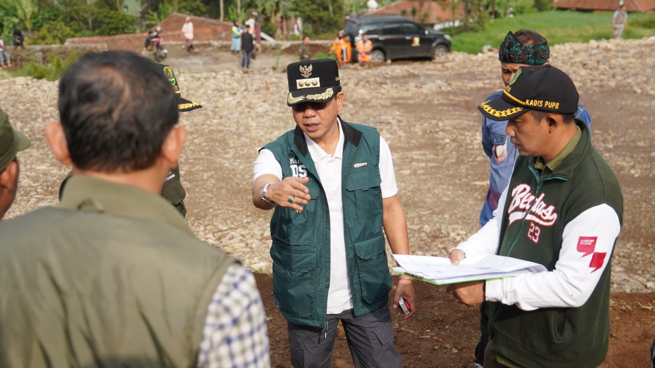 Bupati Bandung Dadang Supriatna di lokasi bencana