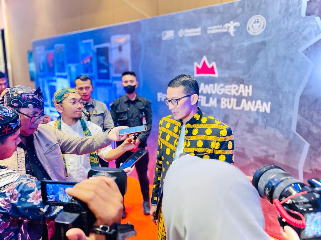 Menparekraf Sandiaga Uno diwawancarai saat Malam Anugerah Festival Film Bulanan (Fesbul) 2023 di Jakarta, Sabtu (9/12.