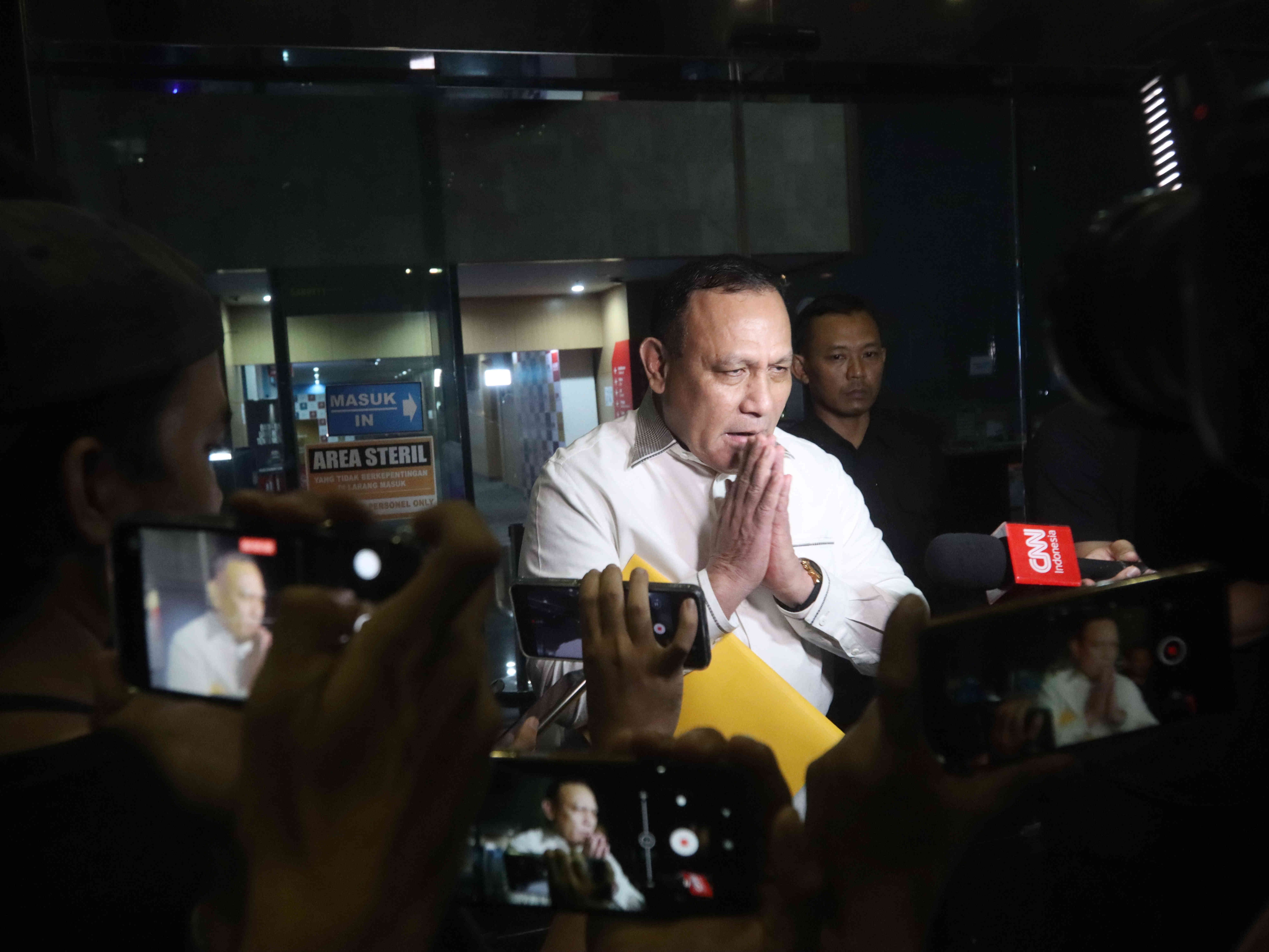 Ketua KPK nonaktif Firli Bahuri keluar dari Gedung KPK usai menemui Dewan Pengawas (Dewas) KPK, Jakarta, Kamis (21/12/2023).