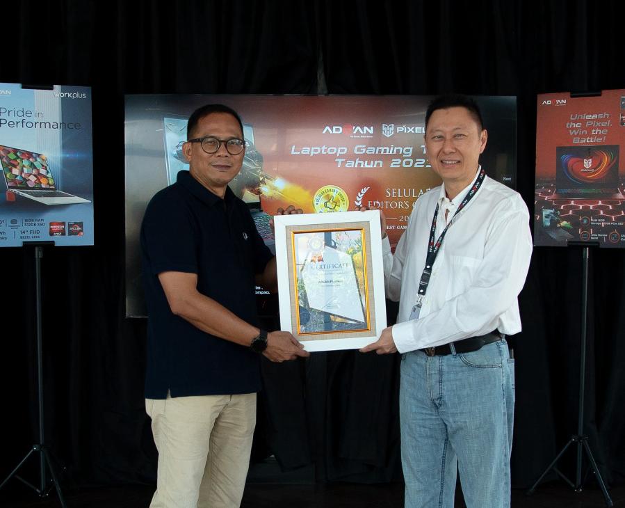 Pixelwar dan Workplus dari Advan dianugrahi dua penghargaan sekaligus oleh Selular Award 2023.