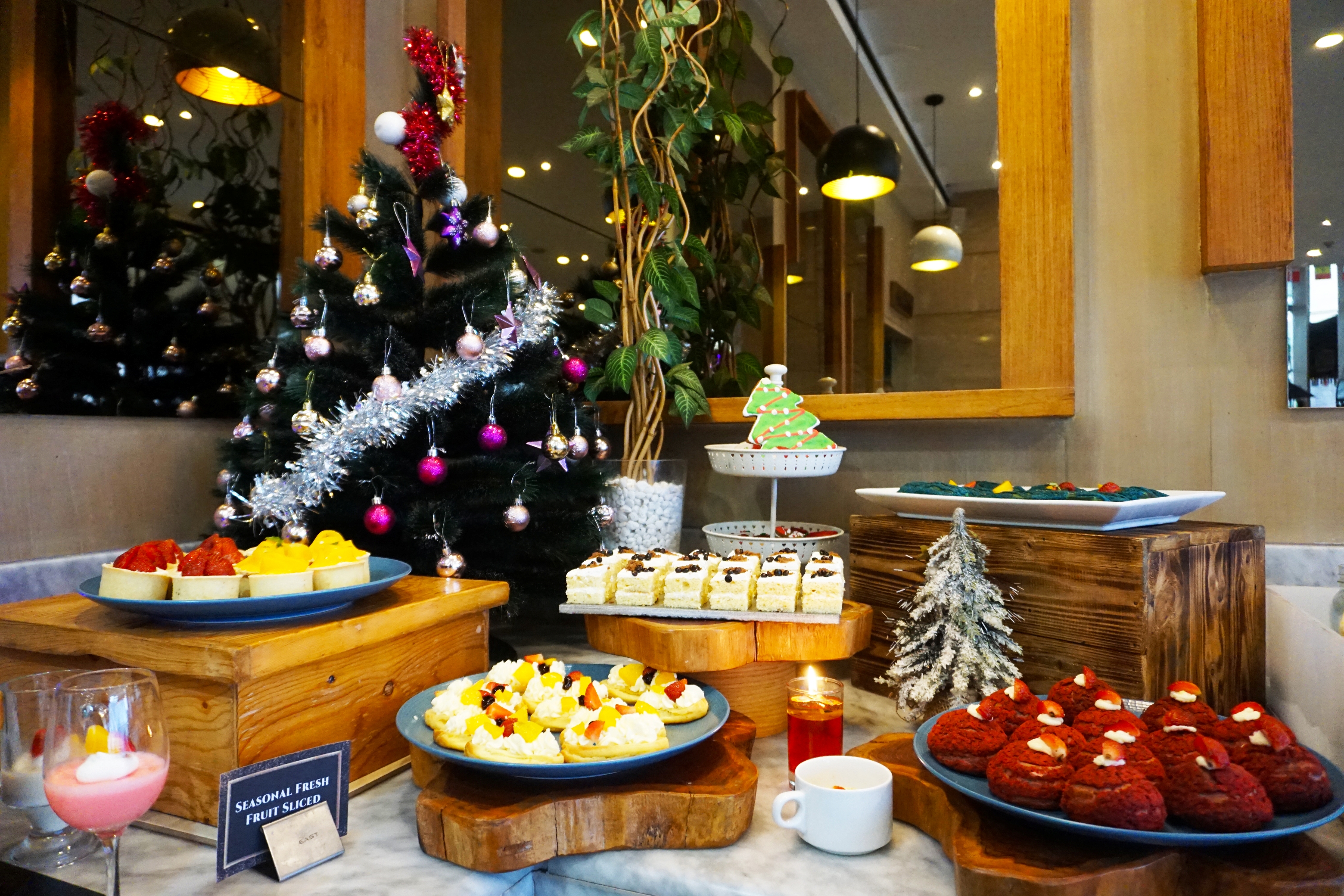 Membawa semangat kebersamaan dan nikmati perayaan yang tanpa ribet dengan 'Paket Makan Malam Natal' dari Harper Cikarang.