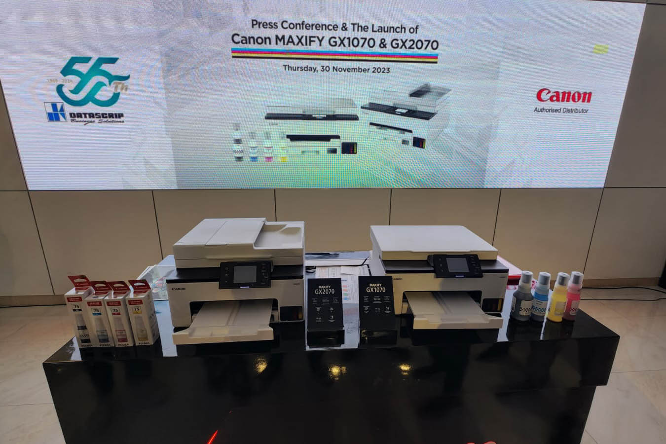 Printer Maxify GX1070 (kanan) dan GX2070 dari Canon.