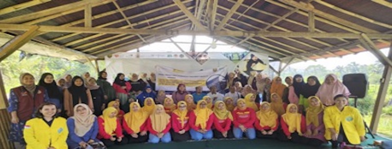 Tim Pengabdian Masyarakat FIK UI berfoto bersama dengan perwakilan dari Kelurahan Tugu, perwakilan Puskesmas Tugu, dan Kader Kesehatan Tugu.