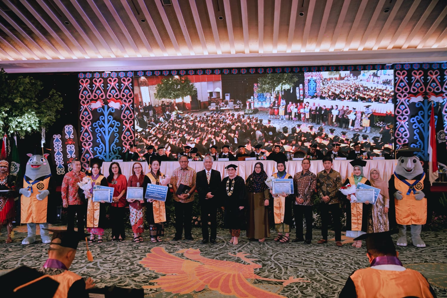 Acara Wisuda ke-38 TA 2022/2023 Politeknik Sahid yang diselenggarakan di Puri Agung Convention Hall Grand Sahid Jaya Jakarta.