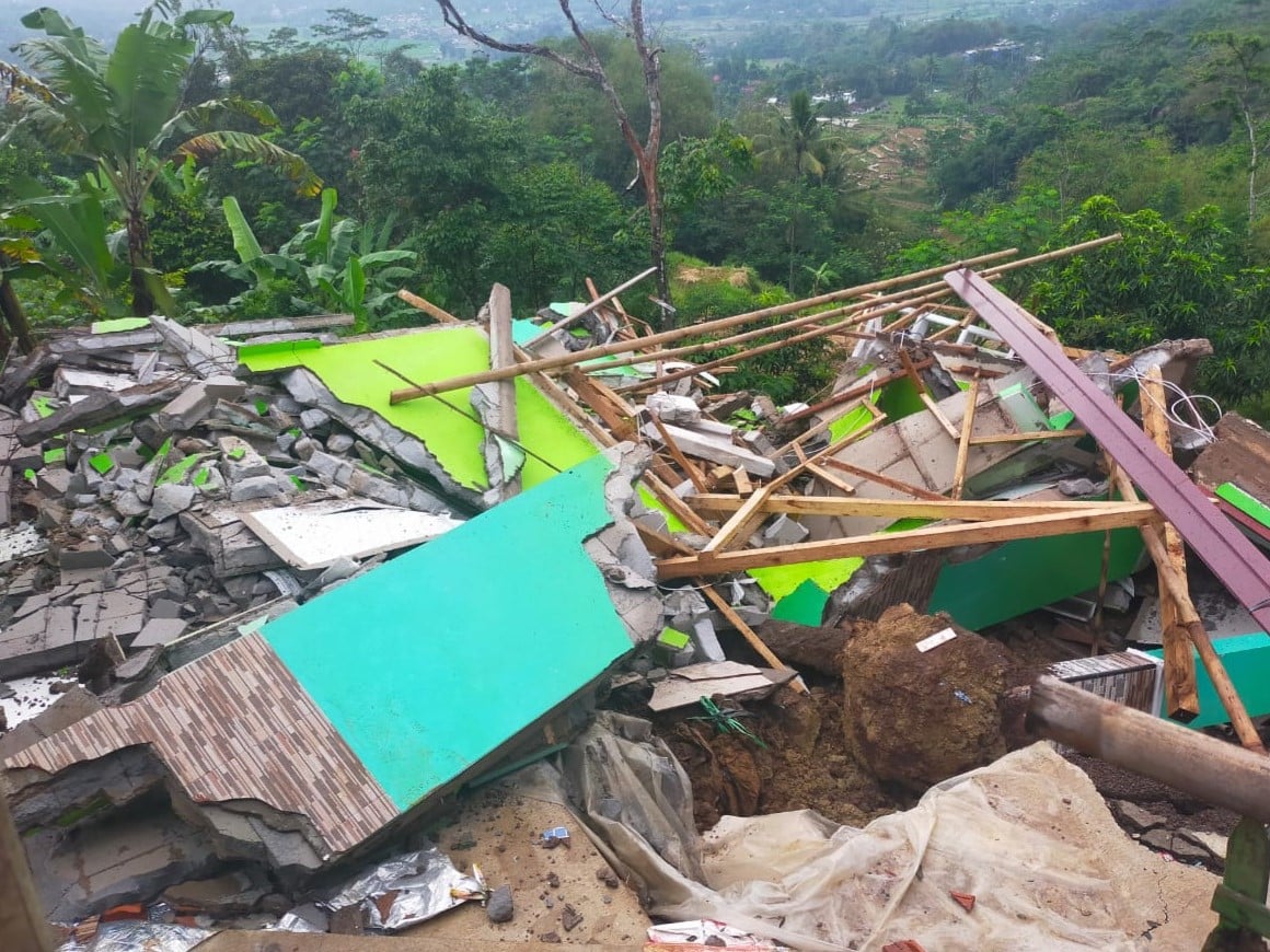 Satu Rumah Ambruk Terdampak Pergerakan Tanah di Sukabumi