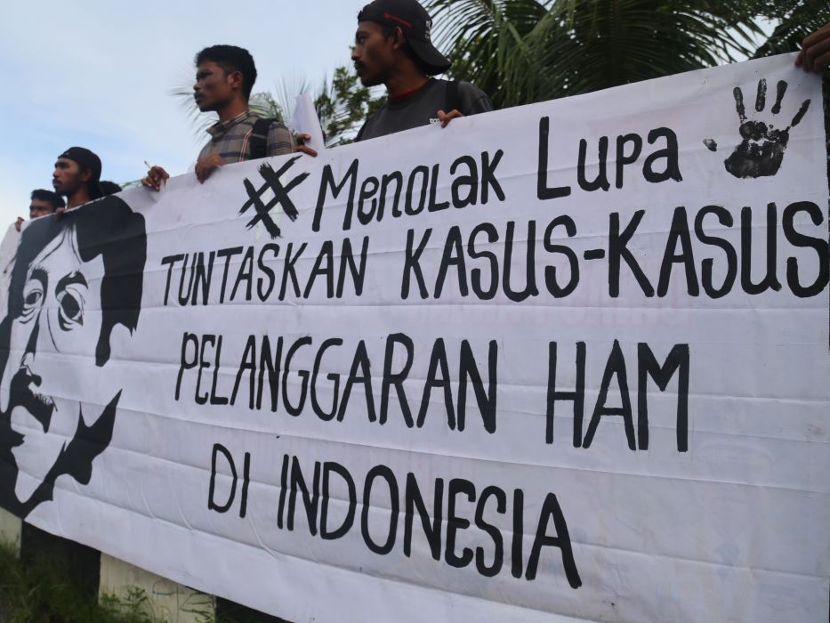 Masyarakat sipil yang tergabung dalam Front Aksi Kamisan membentangkan spanduk saat Aksi Kamisan ke-007 di kawasan Landmark Kota Ternate.