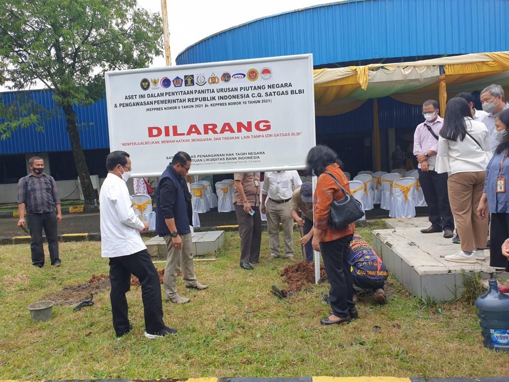 Pemasangan papan nama oleh Satgas BLBI pada area PT Asia Pacific Fibers Tbk (APF) di Karawang, Jawa Barat. 