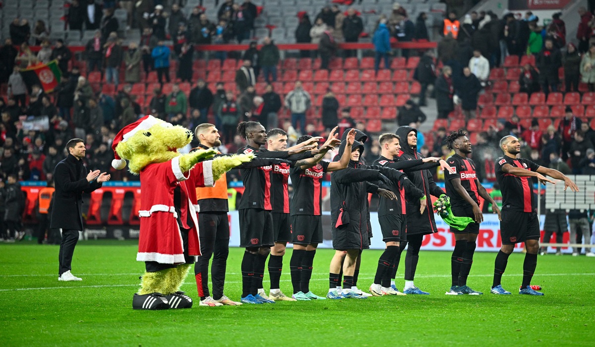 Para pemain Bayer Leverkusen melakukan selebrasi usai mengalahkan Eintracht Frankfurt di laga Bundesliga.