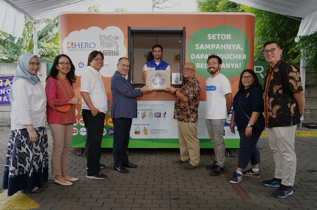 Hero Supermarket dan Rekosistem kolaborasi menyediakan fasilitas Waste Station sebagai tempat pengumpulan sampah anorganik dari konsumen.