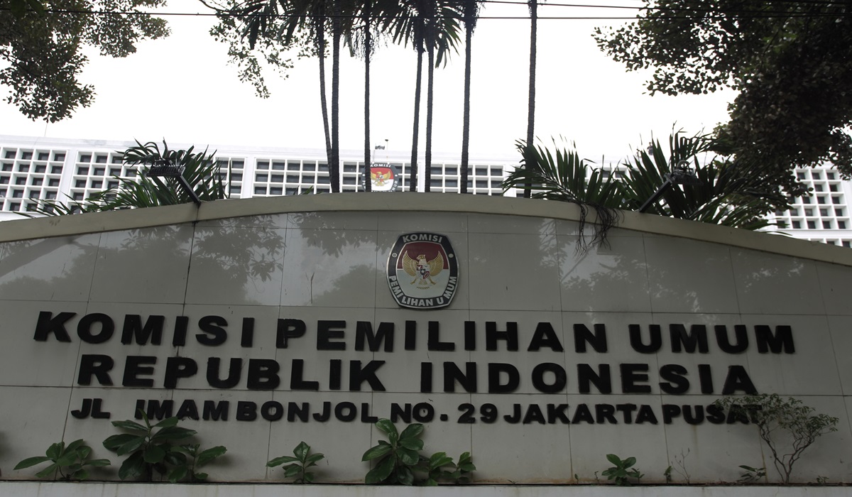 Logo KPU terlihat di kantor KPU Pusat di Jakarta