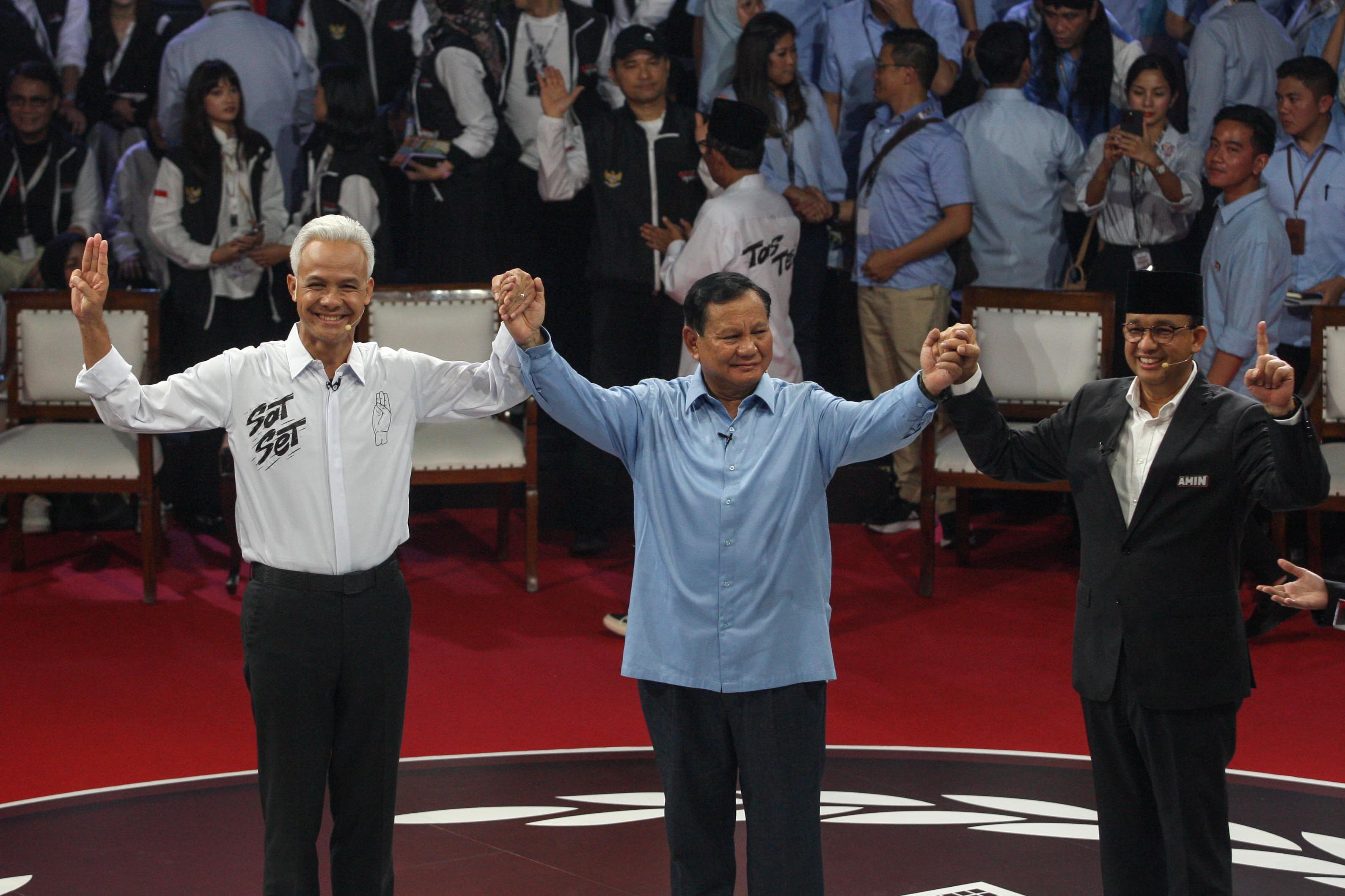 Capres nomor urut 1 Anies Baswedan (kanan), capres nomor urut 2 Prabowo Subianto (tengah), capres nomor urut 3 Ganjar Pranowo.