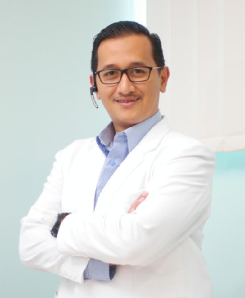 Dr. Niko Azhari Hidayat, SpBTKV. Ahli bedah jantung dan paru. Dosen Universitas Airlangga