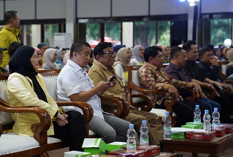 Erwin Aksa (dua kiri)