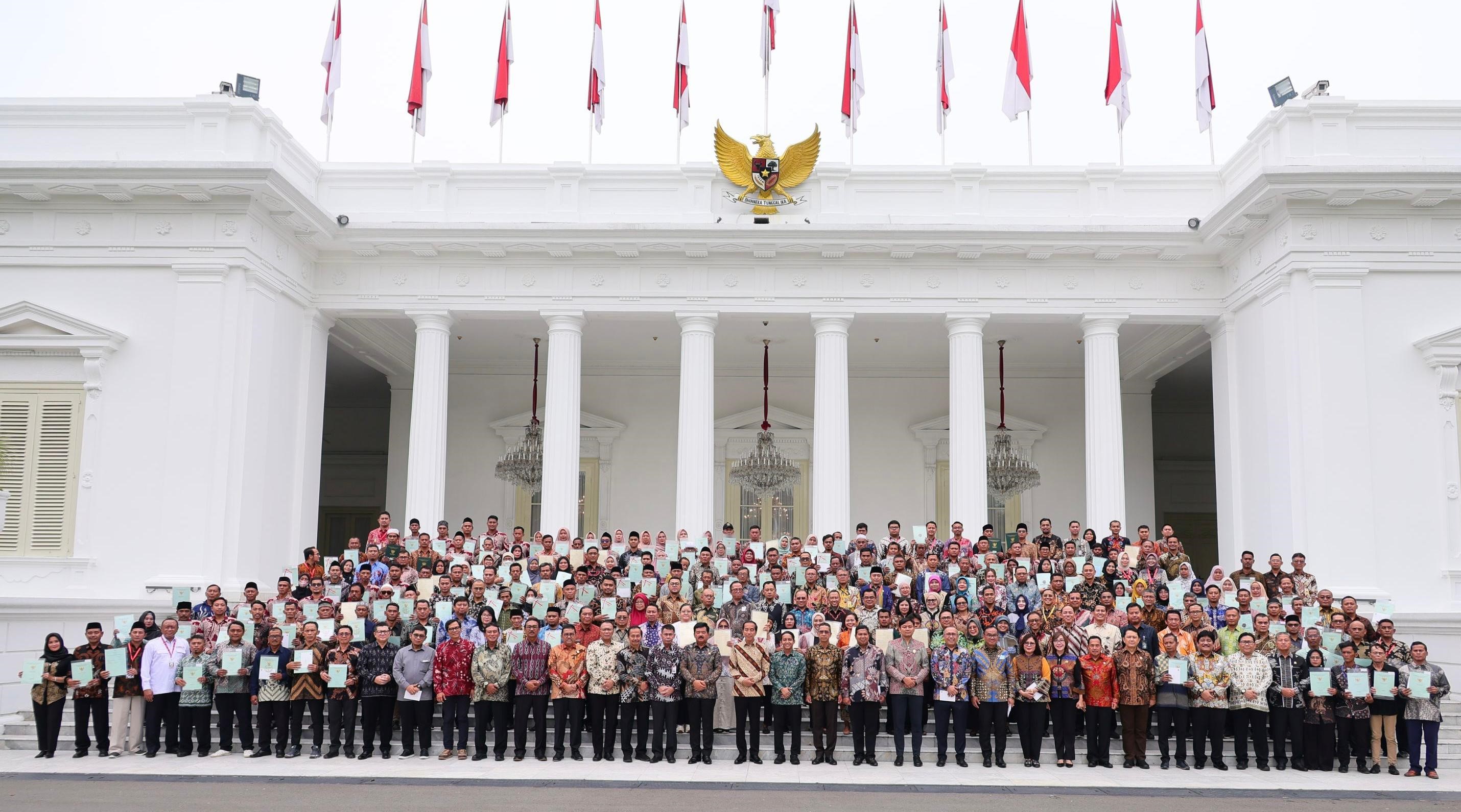 Acara peluncuran serifikat elektronik diakhiri dengan foto bersama di depan Istana Negara, Jakarta.