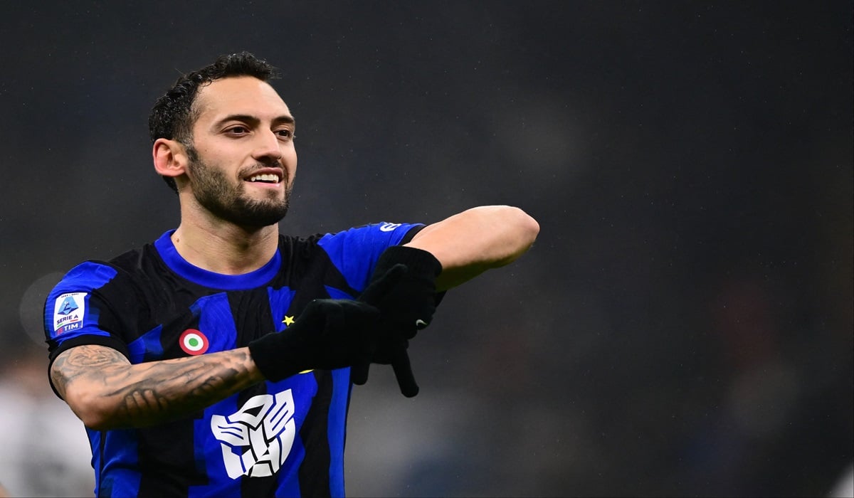 Gelandang Inter Milan Hakan Calhanoglu melakukan selebrasi usai mencetak gol ke gawang Udinese di laga Serie A.