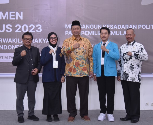 Anggota Komisi X DPR RI Ferdiansyah foto bersama usai mengisi program Parlemen Kampus 2023 di kampus STIA YPPT Priatim, Tasikmalaya.