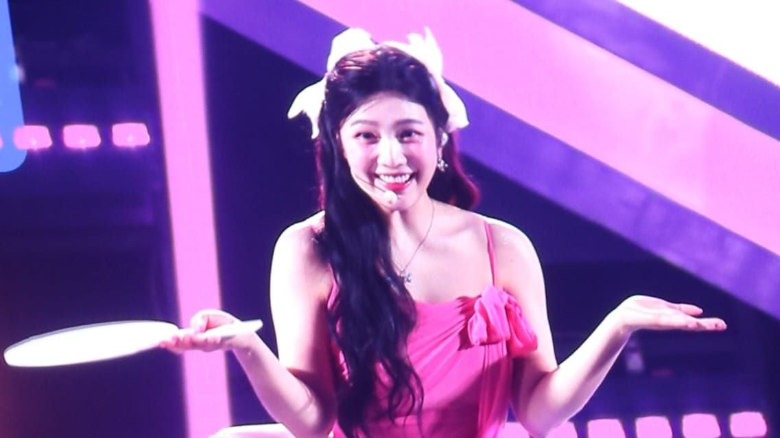 Joy Red Velvet bermain This or That di Lazada Fest 12.12, Indonesia Arena, pada Rabu (13/12) malam.