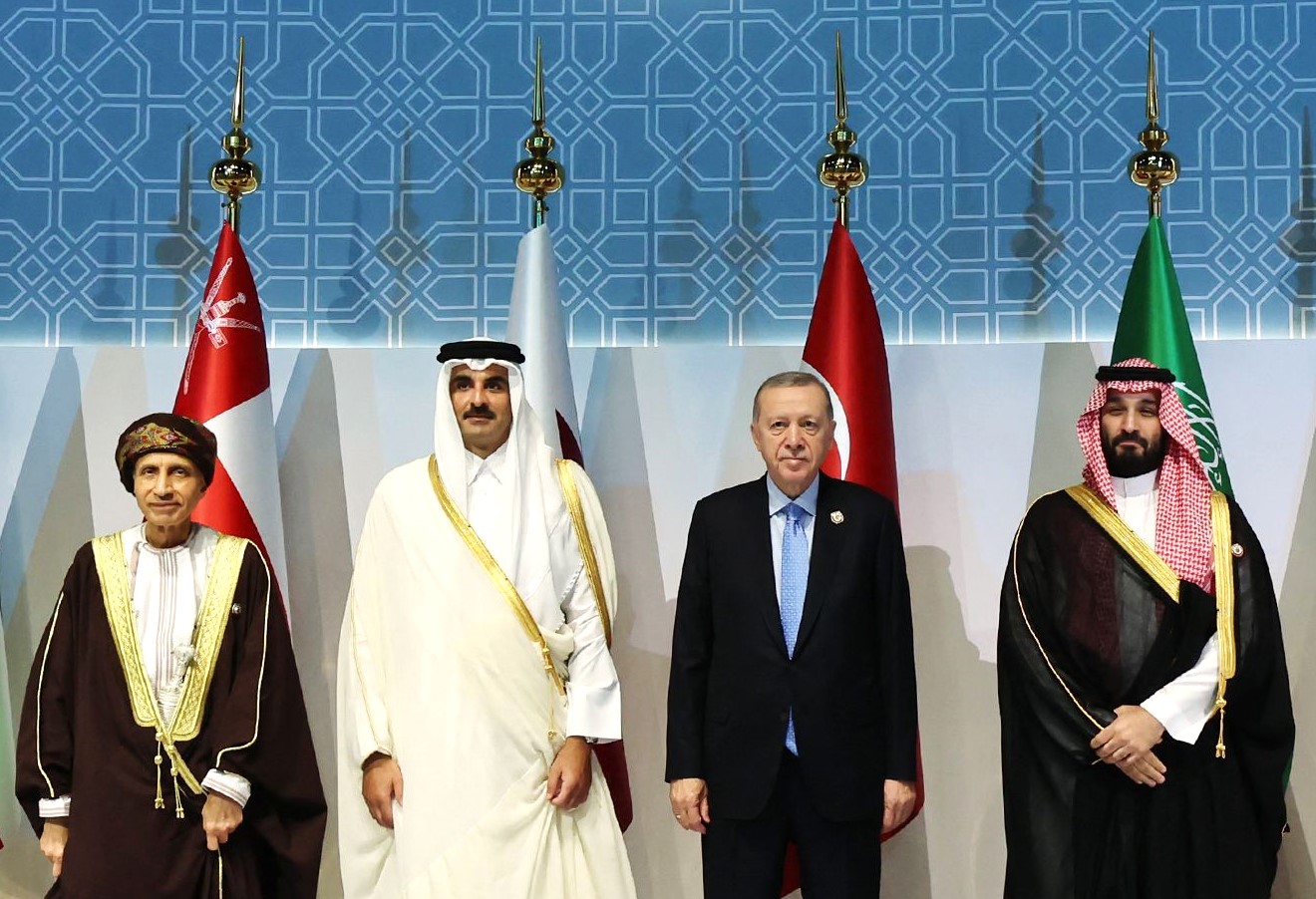 Presiden Turki Recep Tayyip Erdogan (ketiga dari kanan) bersama pemimpin Qatar, UEA, Oman, Arab Saudi di Doha, Selasa (5/12). 