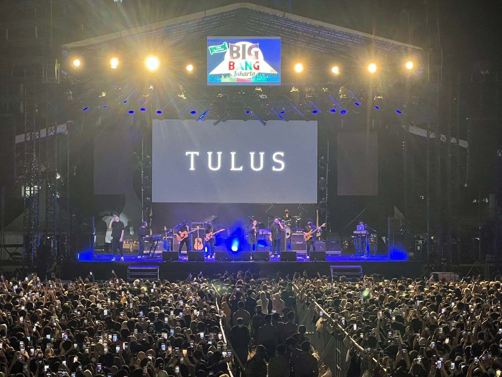 Aksi panggung oenyanyi Tulus pada pembukaan BIG Bang Festival 2023 di JIExpo Kemayoran, Jakarta, Jumat (22/23/2023).