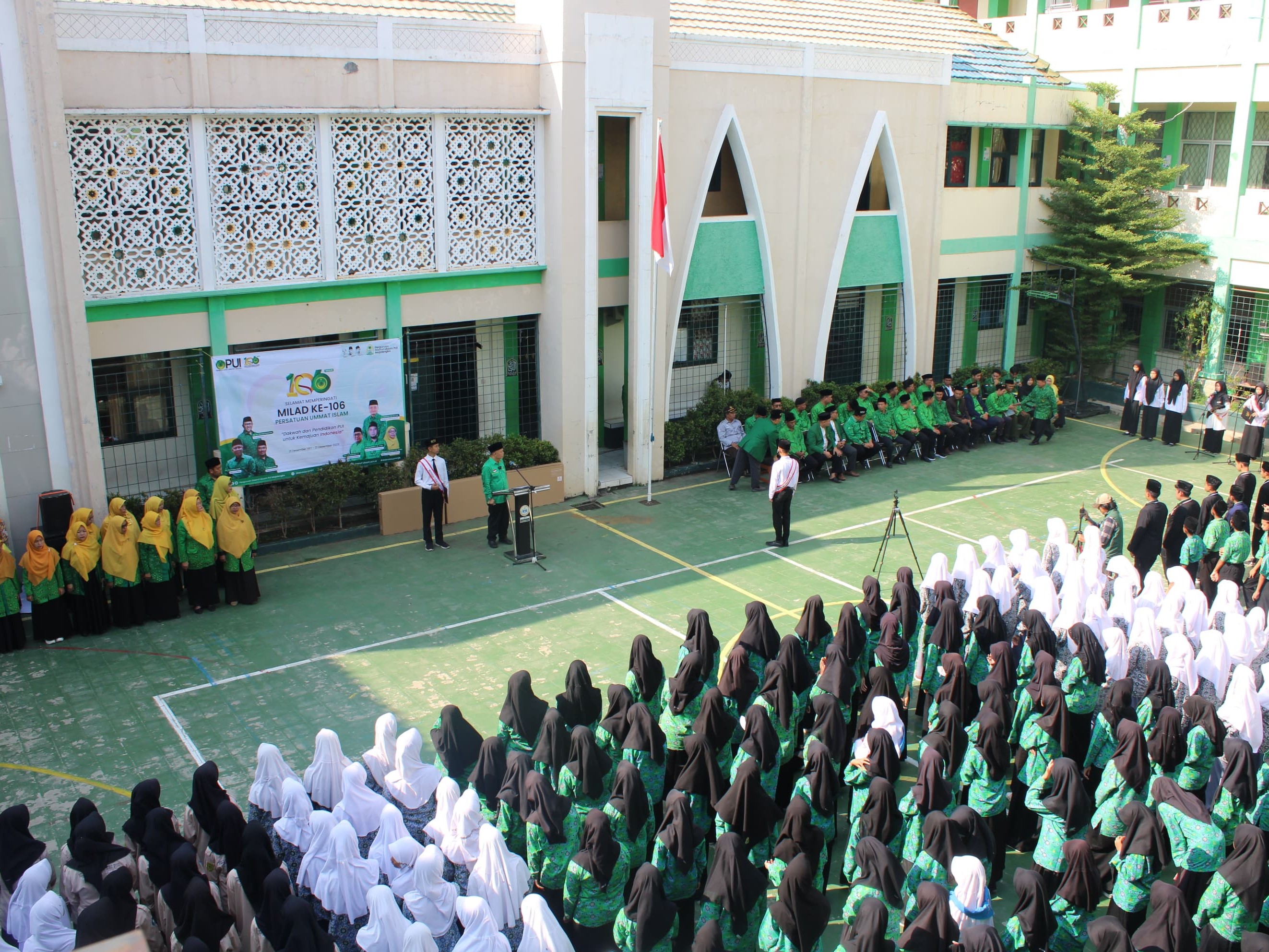 Upacara peringatan Milad Ke-106 Tahun PUI pada Kamis (21/12) di Pesantren Darul Ulum Majalengka, Jawa Barat.