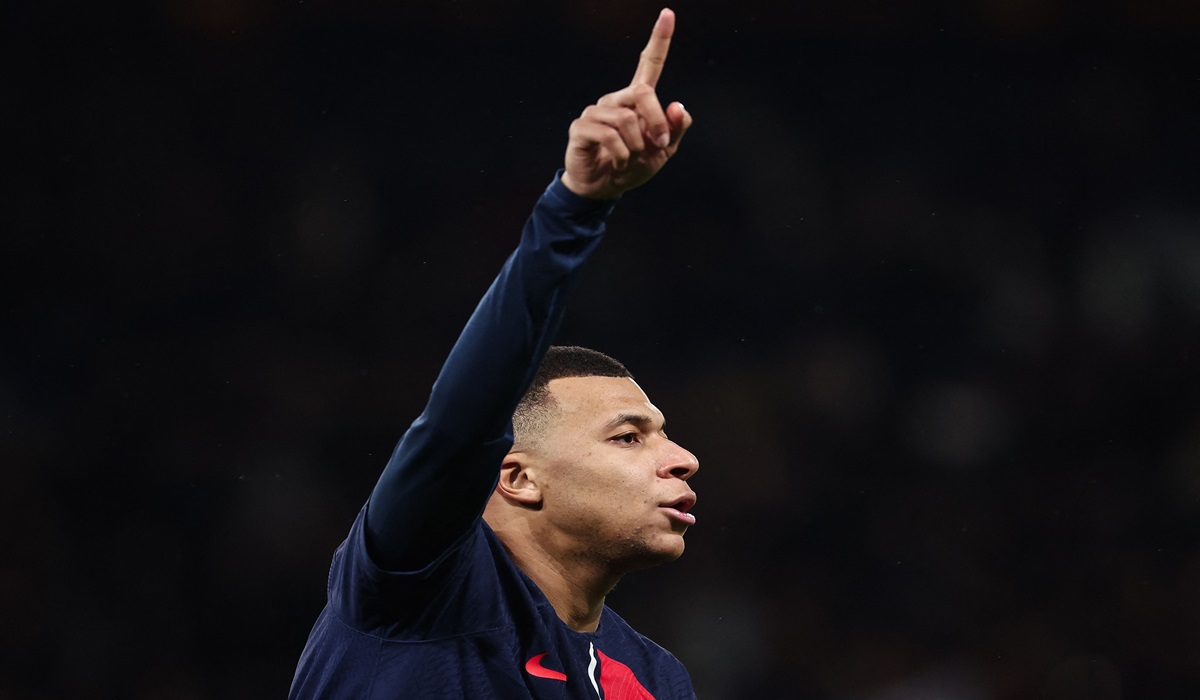 Penyerang PSG Kylian Mbappe melakukan selebrasi usai mencetak gol ke gawang Metz di laga Ligue 1.