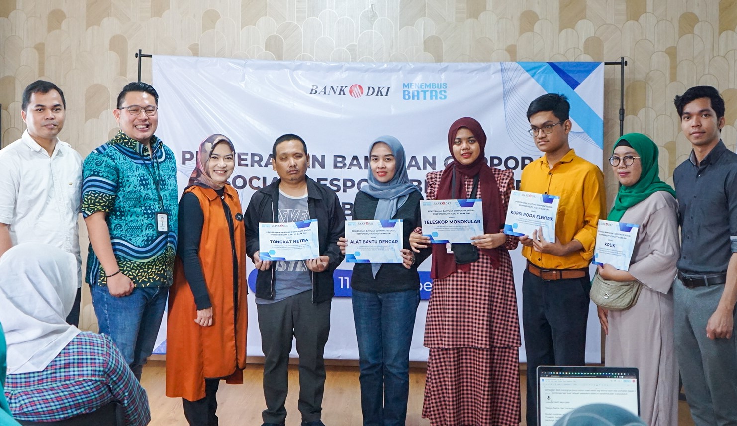 Kegiatan penyerahan bantuan Bank DKI untuk penyandang disabilitas. 